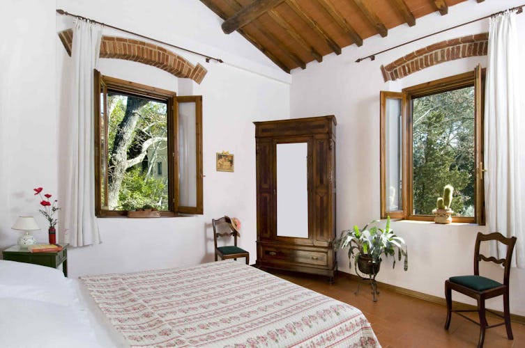 Agriturismo La Tinaia - One of two bedrooms in I Cipressi apartment